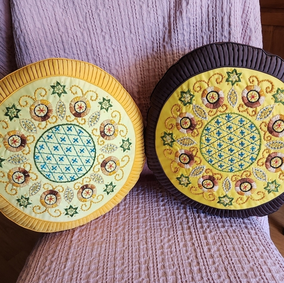 2 Handmade 14 " Diameter Cross Stiched Throw Pillows. Zippered. - Picture 15 of 15